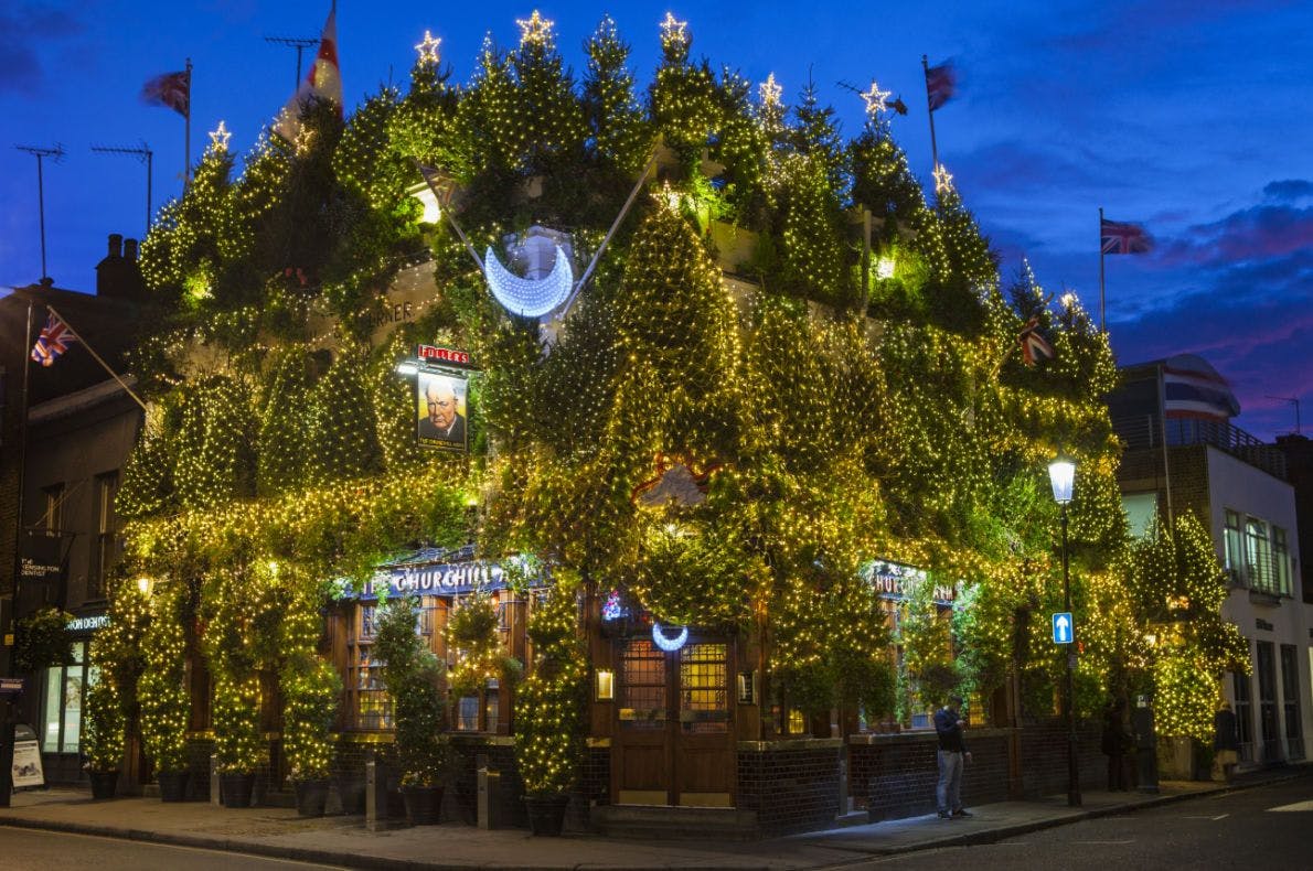 "The Churchill Arms Pub & Restaurant" in Kensington - London - cities with beautiful christmas trees 2023/2024 - ratepunk 