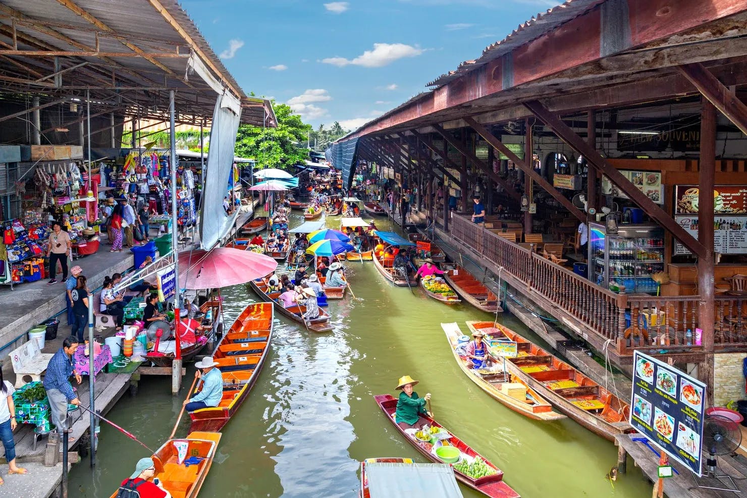 The colorful Damnoen Saduak floating market in Ratchaburi, Thailand