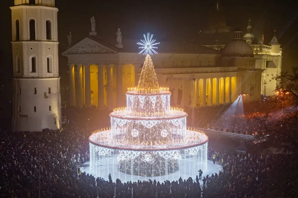 CITIES WITH BEAUTIFUL CHRISTMAS TREES 2022 / 2023