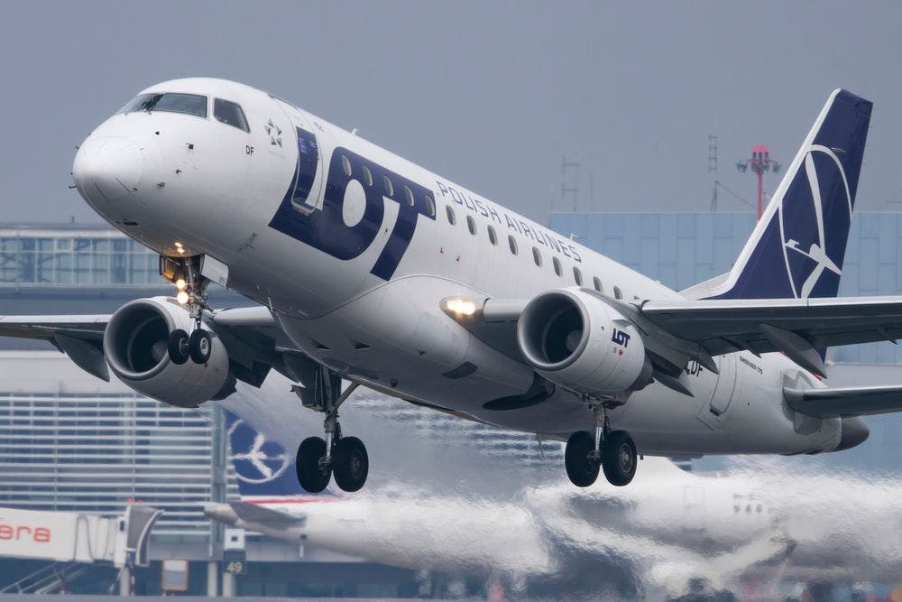 LOT Polish Airlines vs Lufthansa : Which is Better? 