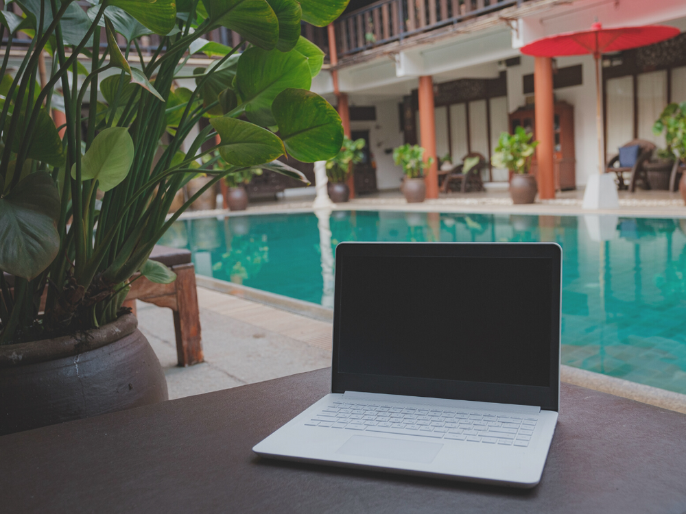 ULTIMATE GUIDE TO BECOME A DIGITAL NOMAD IN 2022