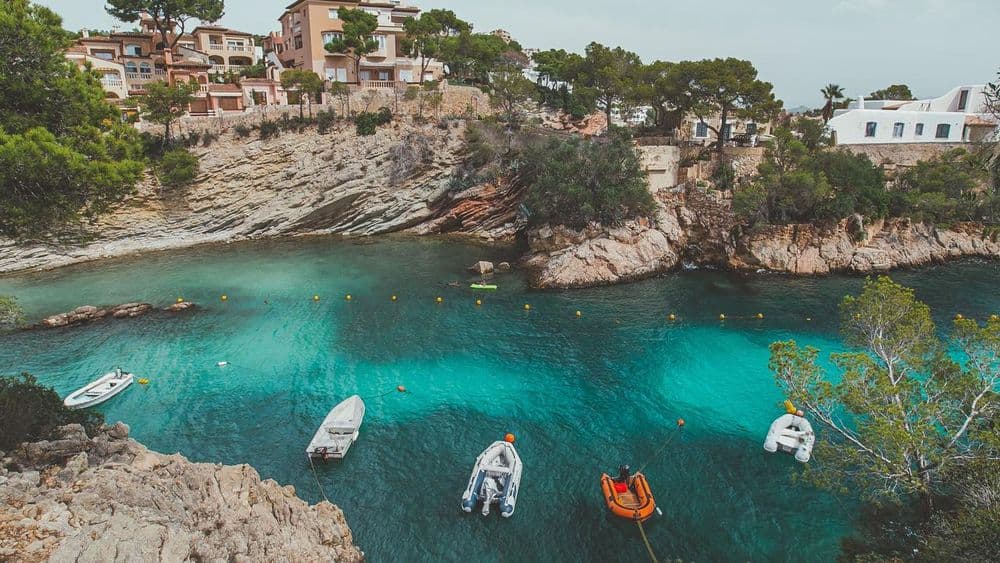 Top 5 World’s Best Places & Top 5 Worst Destinations to Travel in May