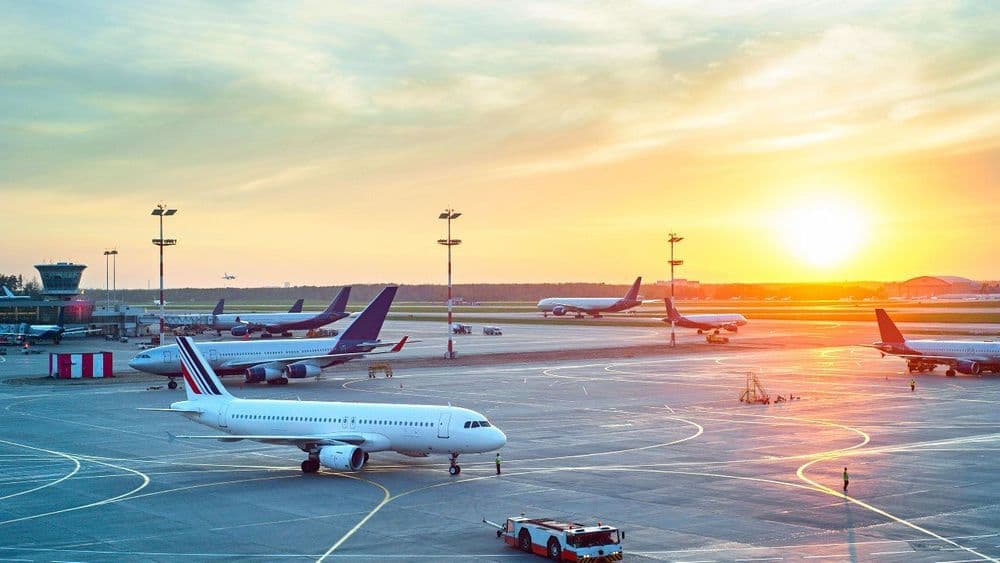 10 Biggest and Busiest Airports in the US 2023 - With Images
