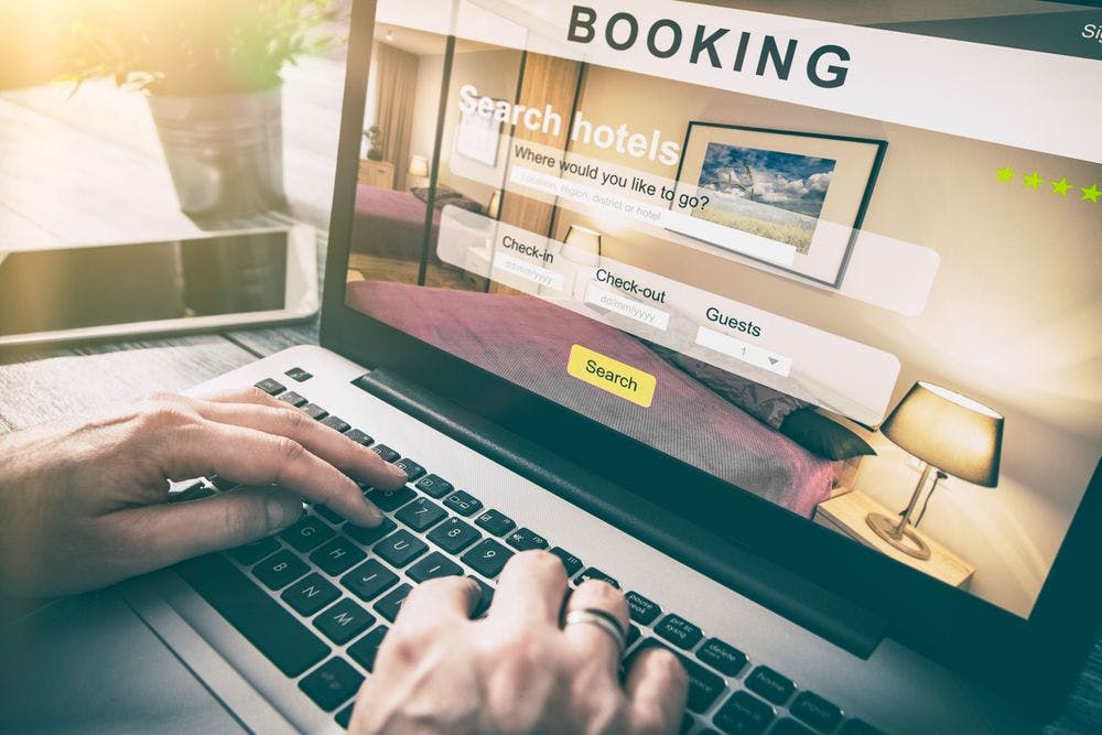 Liste der manipulativen Marketing-Tricks, mit denen Booking.com und andere Hotelbuchungsseiten ihre Kunden täuschen [mit Beispielen]