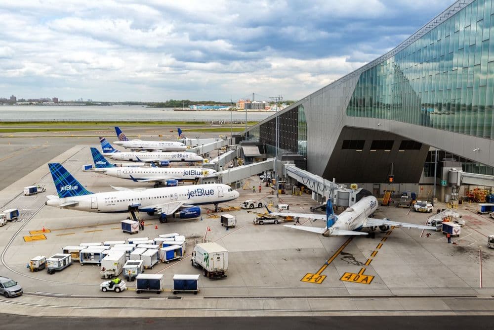 JetBlue vs Frontier: Pros And Cons