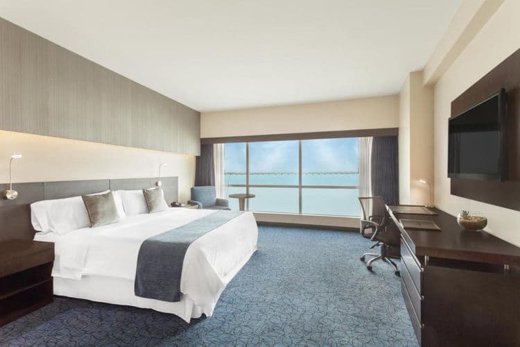 Wyndham Guayaquil, Puerto Santa Ana