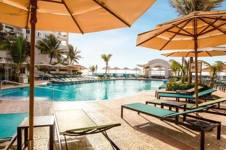 the swimming pool of wymdham alltra cancun resort