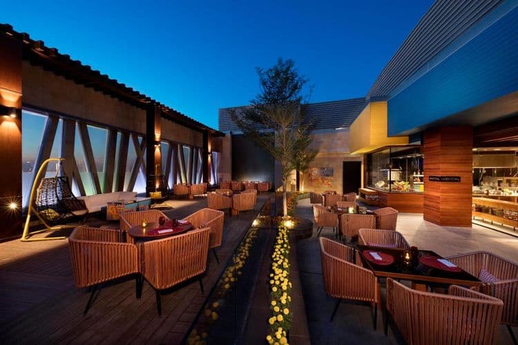 AlRayyan Hotel Doha, Curio Collection by Hilton