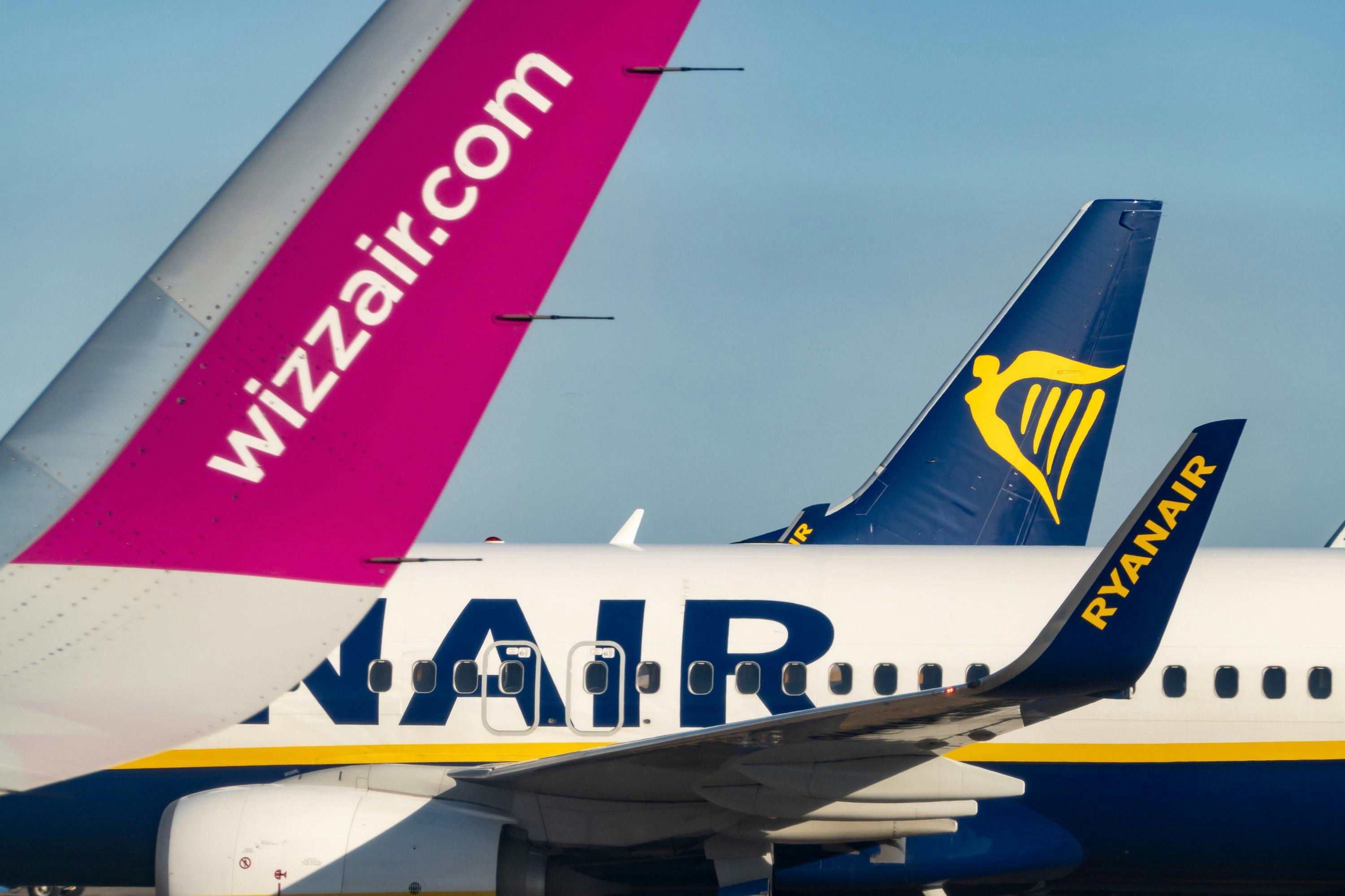 Wizz Air vs Ryanair - Choosing the Best Low-Cost Airline - RatePunk comparing