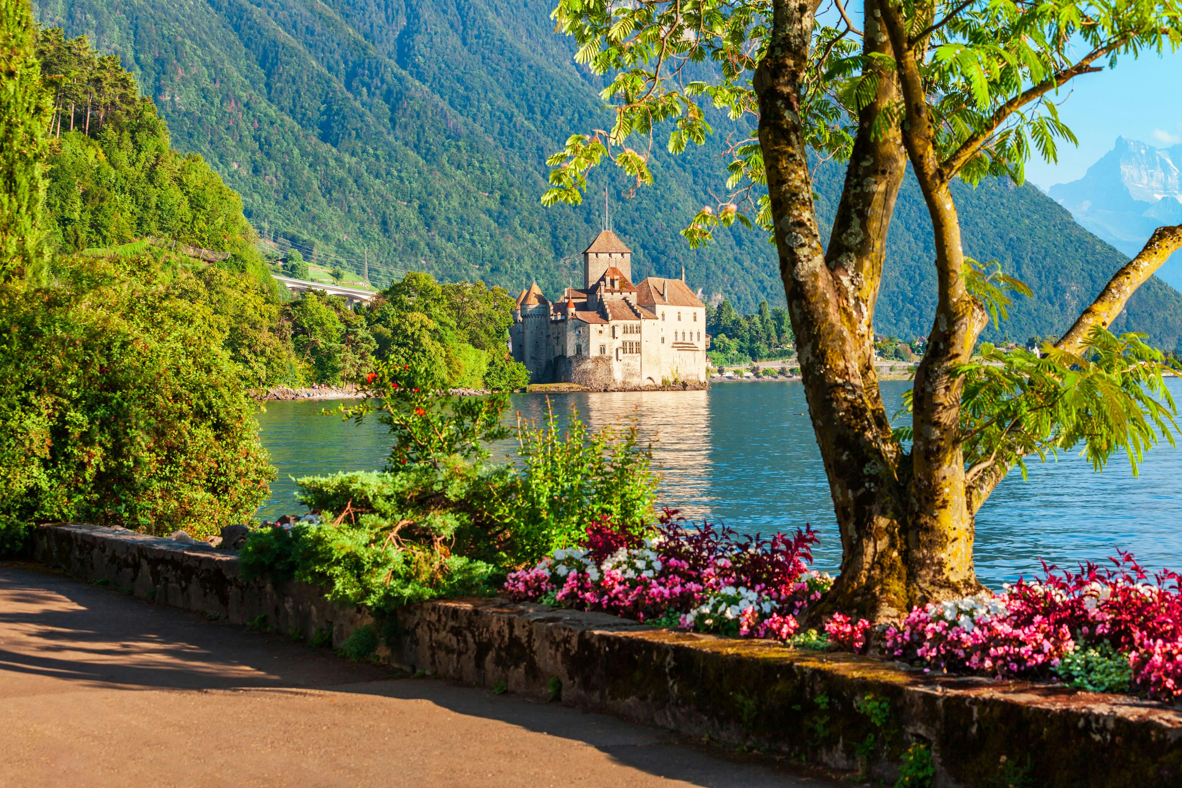Switzerland's Instagram-Worthy Gems : Lake Geneva- RatePunk