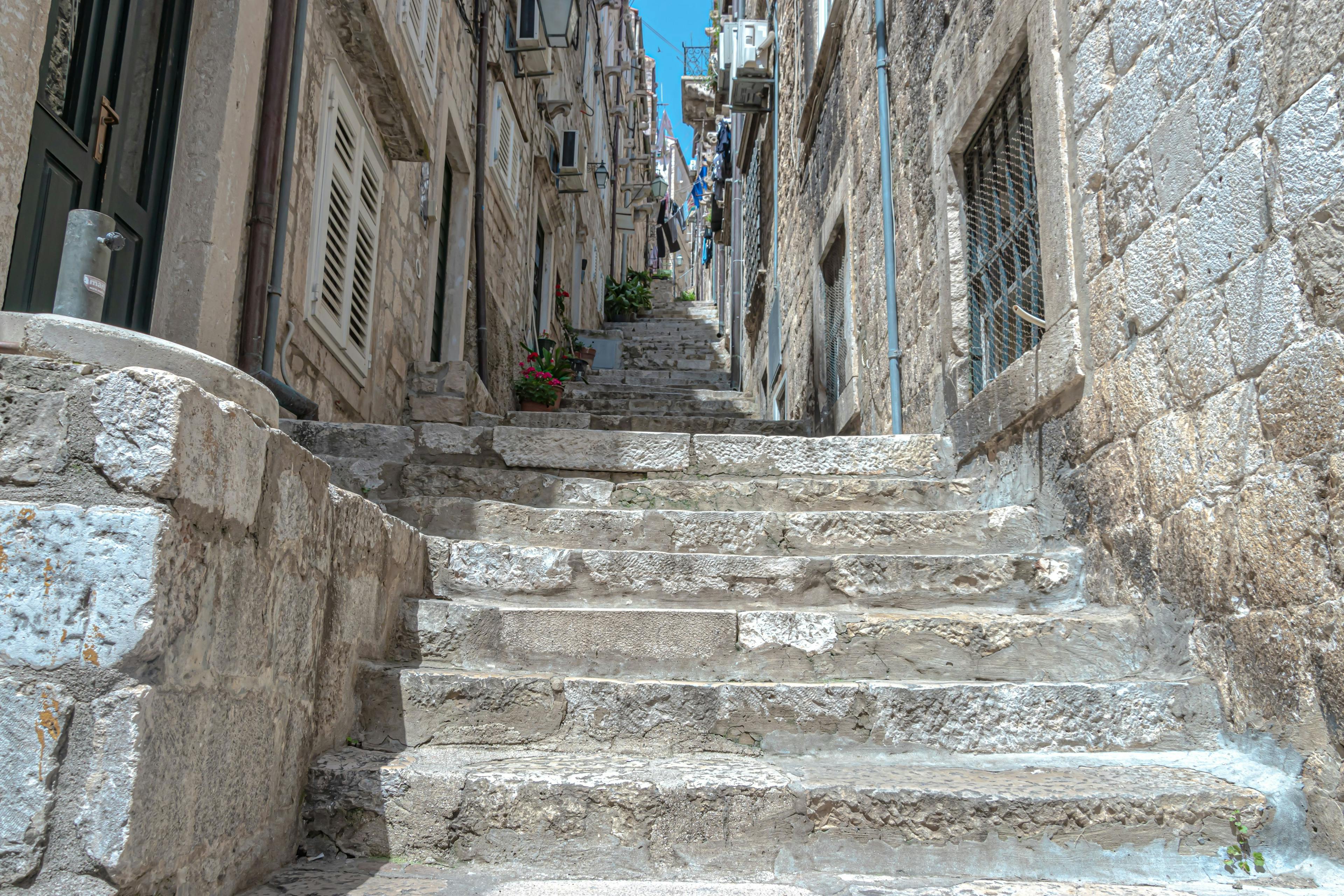Places to Avoid in Dubrovnik & Places to Visit in Dubrovnik - old town dubrovnik streets - ratepunk
