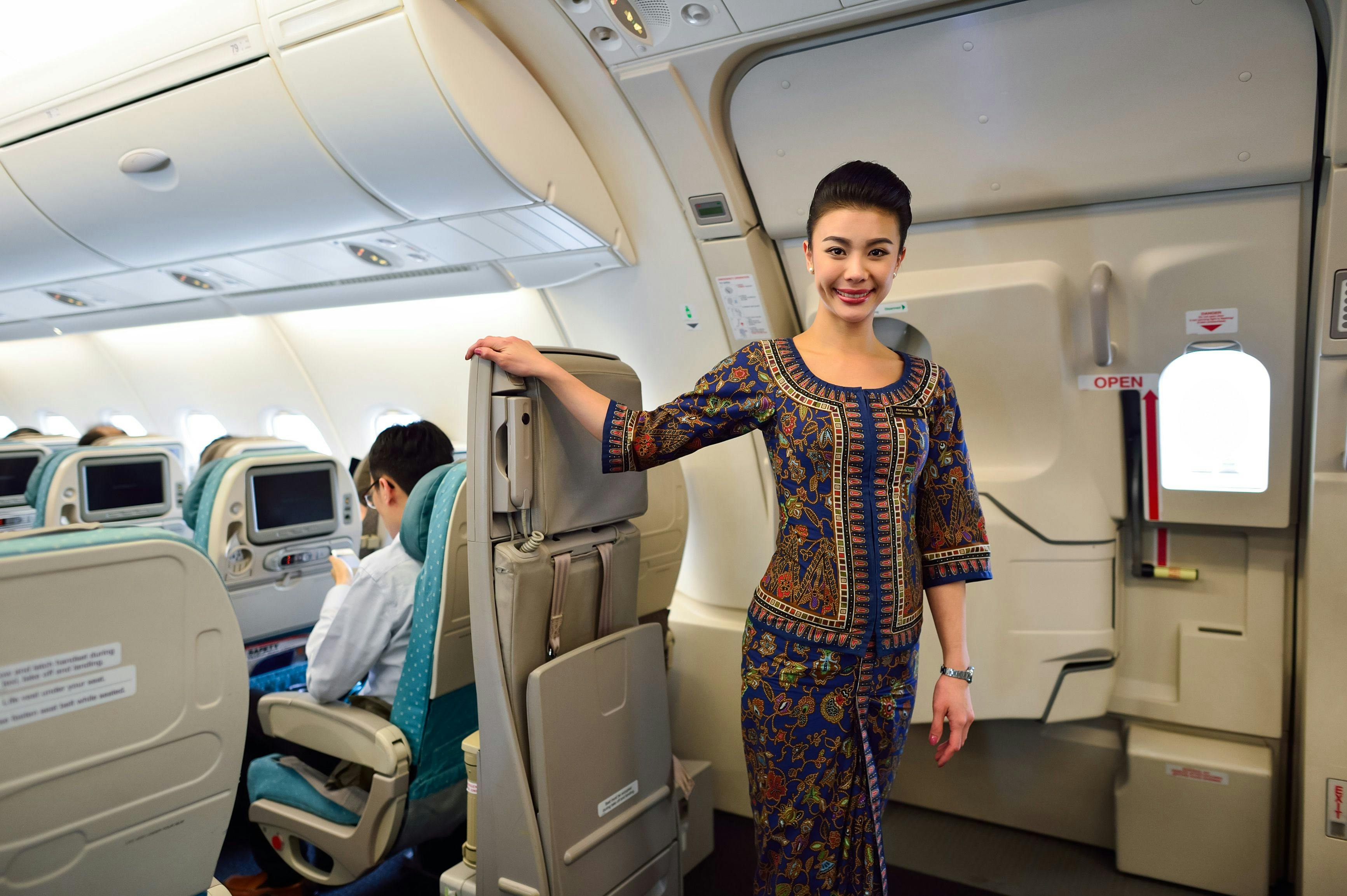 Qatar Airways vs Singapore Airlines: Which is Better?  - service quality- singapore airlines winner- ratepunk